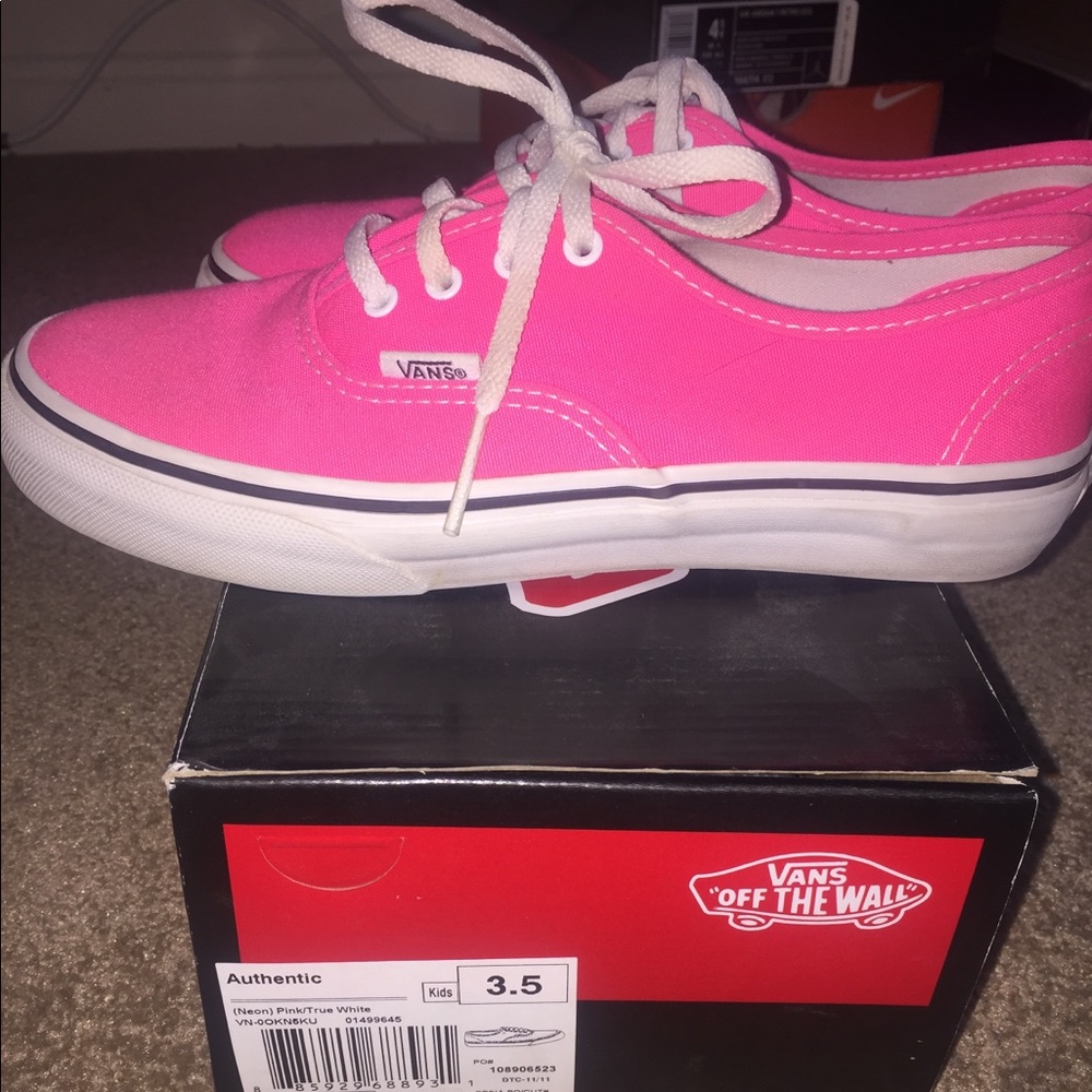 Low authentic Vans Off the Wall pink skate shoe